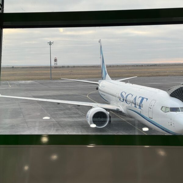Le Boeing 737 MAX 8 de la compagnie aérienne kazakh SCAT Airlines, qui me mènera jusqu'à Chimkent (vu ici au départ de l'aéroport d'Astana)