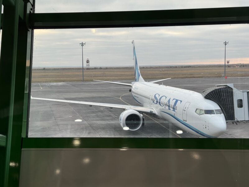 Le Boeing 737 MAX 8 de la compagnie aérienne kazakh SCAT Airlines, qui me mènera jusqu'à Chimkent (vu ici au départ de l'aéroport d'Astana)
