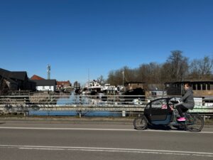 Même près de la base militaire qui se trouve encore au nord du quartier de Christianshavn à Copenhague, on croise encore des cyclistes !