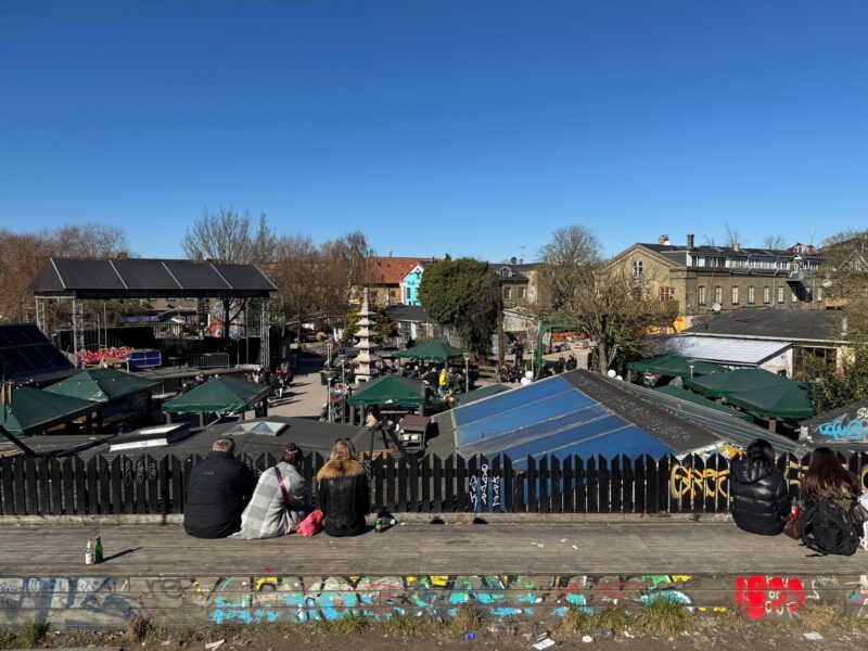 La place principale de Christiania est un lieu festif où on trouve de nombreux restaurants, bars alternatifs, scènes de spectacles...