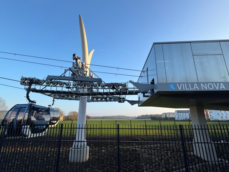 Des cabines à l'arrivée et au départ de la gare de Villa Nova, à l'un des terminus de la ligne 1 du téléphérique d'Île-de-France