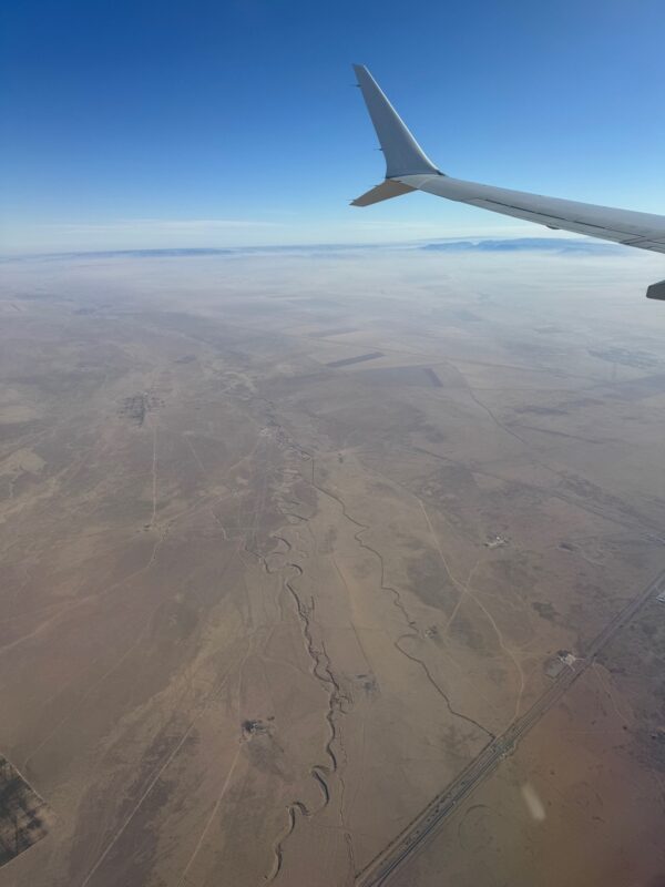 En descente vers Chimkent, les seules traces humaines visibles dans les paysages kazakhs se limitent à quelques routes et pistes dessinées dans la steppe