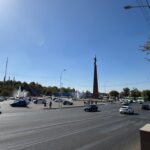 La vue sur la place Ordabassy à Chimkent, avec le Monument à la Terre Mère au centre, et le Parc de l'Indépendance en arrière-plan