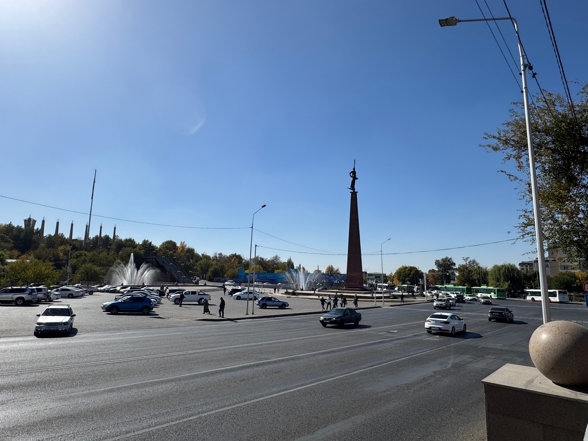 La vue sur la place Ordabassy à Chimkent, avec le Monument à la Terre Mère au centre, et le Parc de l'Indépendance en arrière-plan
