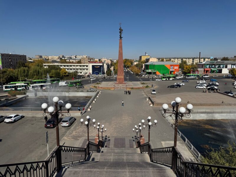 La Place Ordabassy, vue depuis le haut de l'escalier qui mène au Parc de l'Indépendance, à Chimkent (Kazakhstan)