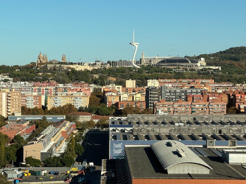 La perspective intrigante depuis ma chambre d'hôtel (Hampton by Hilton Barcelona Fira Gran Via) m'incitera à partir découvrir la colline de Montjuïc