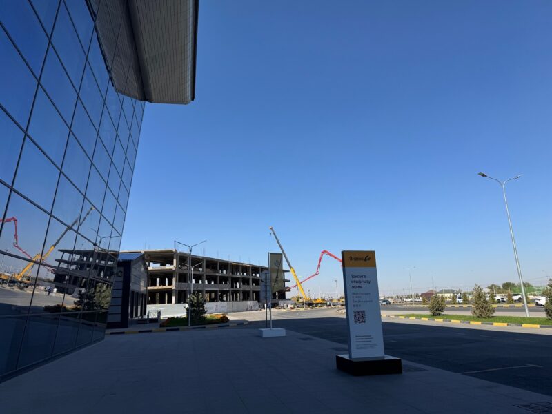 La zone de prise en charge des taxis Yandex Go, devant l'aéroport de Chimkent... avec un beau ciel bleu et des températures clémentes !