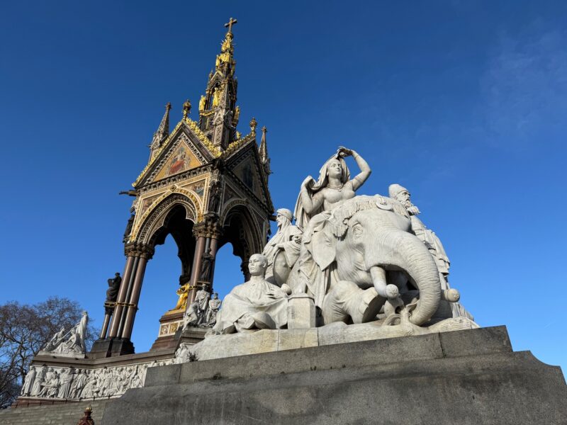 Vue de détail sur la statue représentant l'Asie, à l'un des coins du Albert Memorial près de Hyde Park, à Londres (Royaume-Uni)