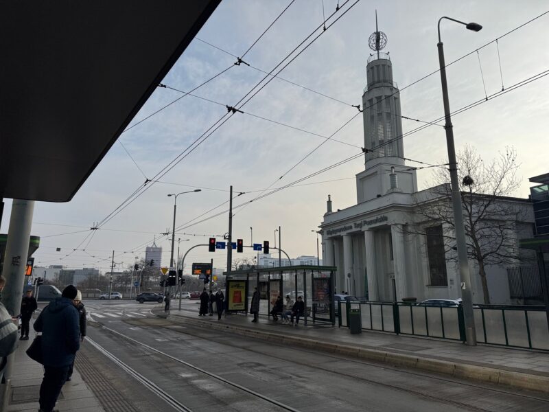 En attendant le bus à la station Bałtyk, vers l'aéroport de Poznan (Pologne)