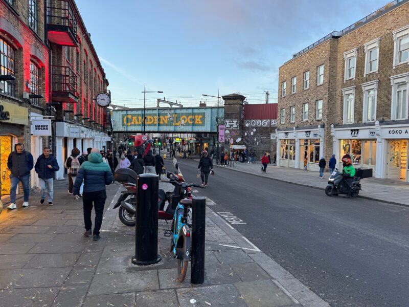 Le pont ferroviaire au-dessus de Camden High Street, à côté du Camden Lock Market