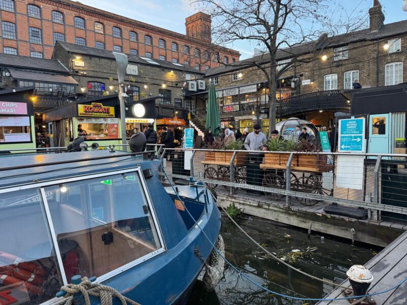 Camden Lock Market est un lieu branché de Londres, où il est possible de manger sur le pouce dans une ambiance à mi-chemin entre Venise et Amsterdam