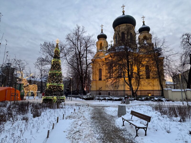 La cathédrale orthodoxe Marie-Madeleine, jolie éclairée, près du parc Praski dans le quartier de Praga à Varsovie (Pologne)