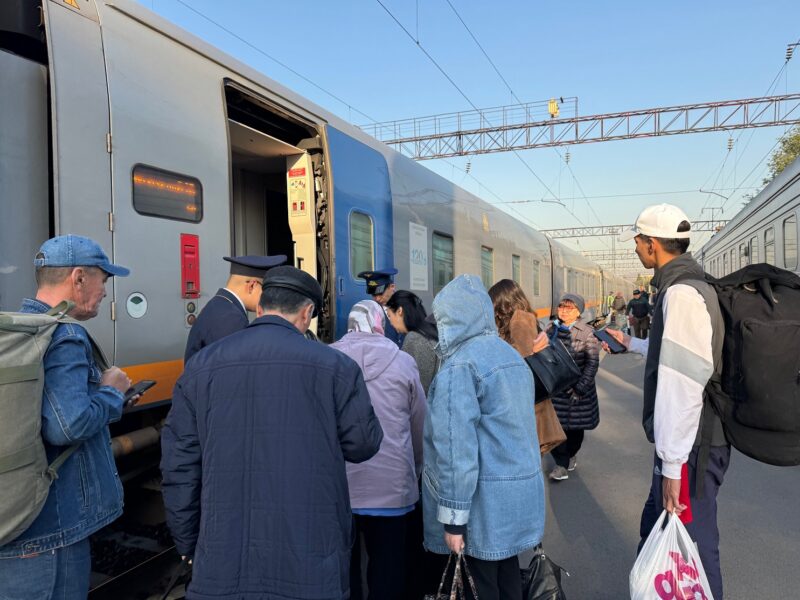 Les contrôles avant d'embarquer à bord du train entre Almaty et Astana