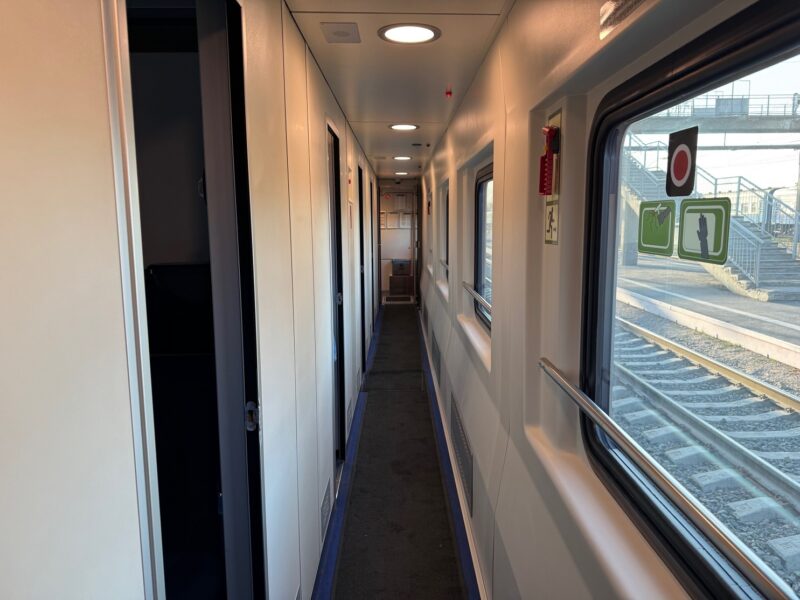 La vue sur le couloir d'un wagon du train qui me mènera cette nuit d'Almaty jusqu'à Astana (Kazakhstan)