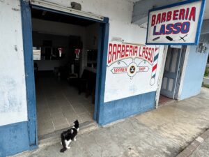 L'enseigne colorée d'un barbier (Barberia Lasso) à Boquete (Panama)