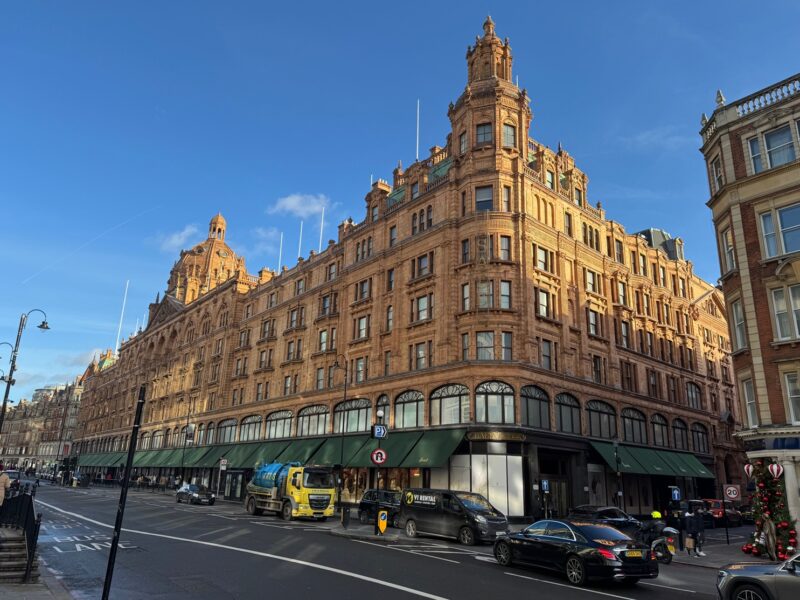 La façade de l'emblématique grand magasin Harrods, sur Brompton Road à Londres