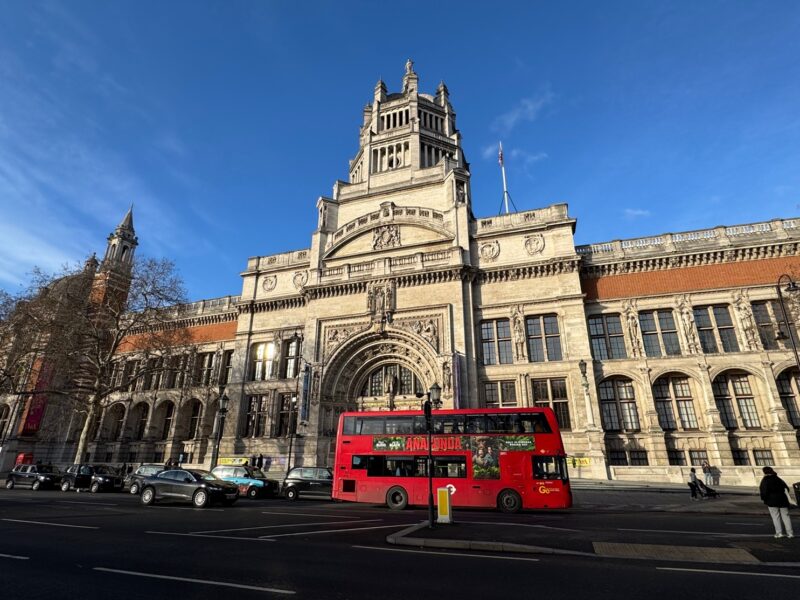 La façade du "V&A", le Victoria and Albert Museum, l'un des plus célèbres musées de Londres, dans le quartier de Knightsbridge