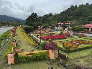 La vue sur les parterres de fleurs de la Feria de las Flores y del Café, depuis le pont qui enjambe le Rio Caldera à Boquete (Panama)