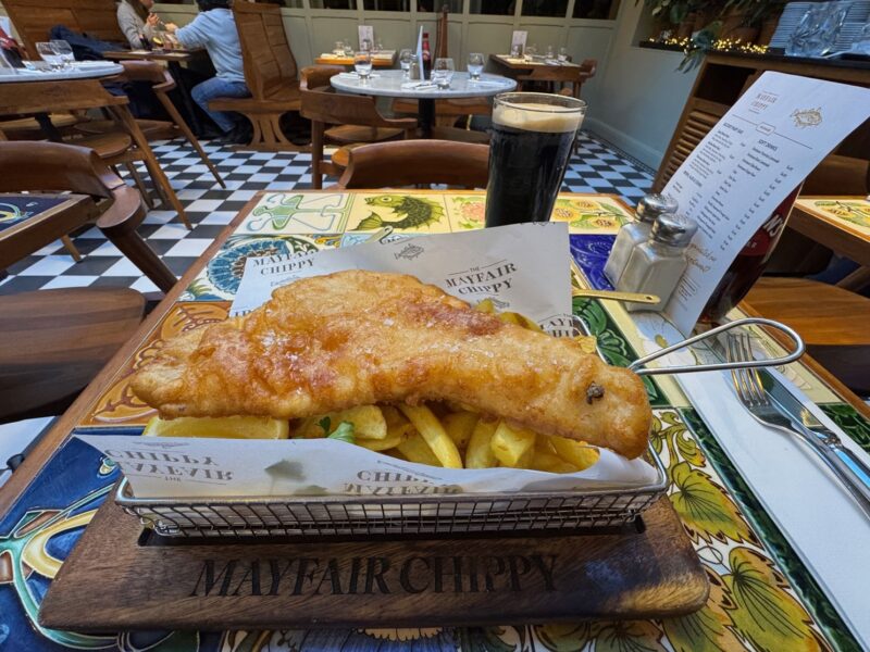 Un "fish and chips" au restaurant Mayfair Chippy de Knightsbridge, à Londres (Royaume-Uni)