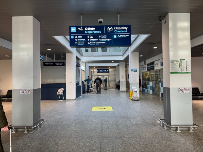 La première vue en entrant dans le terminal de l'aéroport de Poznan, depuis l'arrêt de bus en arrivant depuis le centre-ville