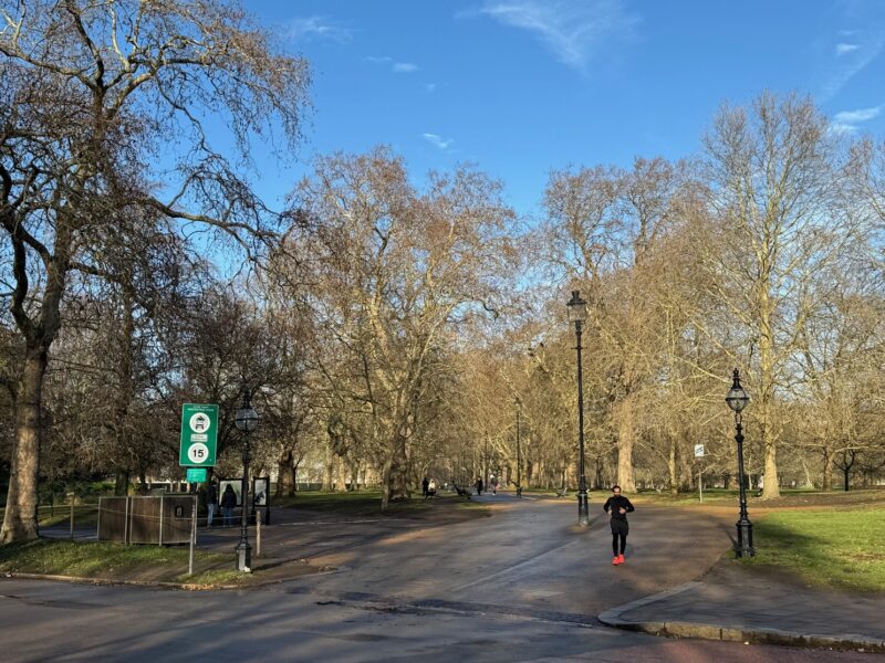 Vue sur Hyde Park au niveau de Hyde Park Corner, à mon arrivée à Londres (sous le ciel bleu)