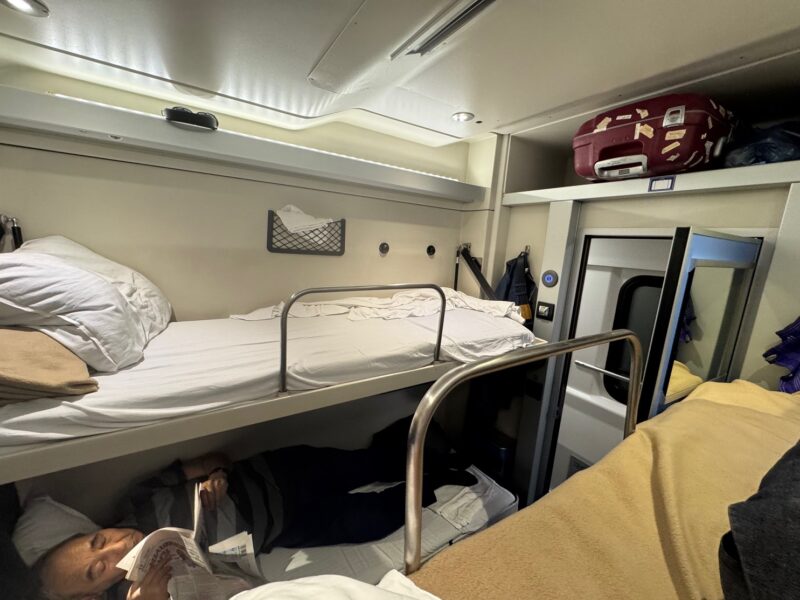 La vue depuis ma couchette, à l'intérieur de mon compartiment de 2e classe à bord d'un train Talgo entre Almaty et Astana (Kazakhstan)