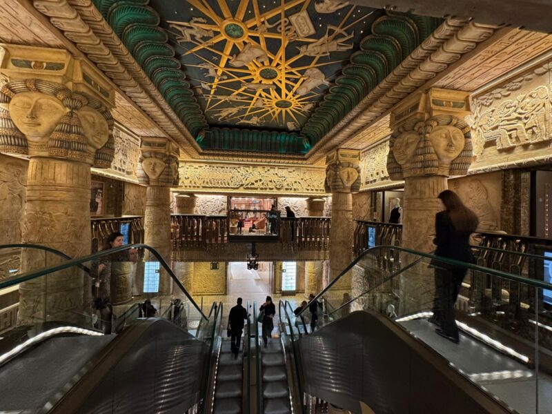 Lors de sa rénovation en 1985, le hall central du magasin Harrods s'est orné de décorations d'inspiration égyptienne