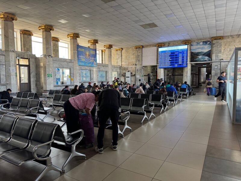 L'intérieur de l'une des salles d'attente de la gare Almaty-2 (Kazakhstan)