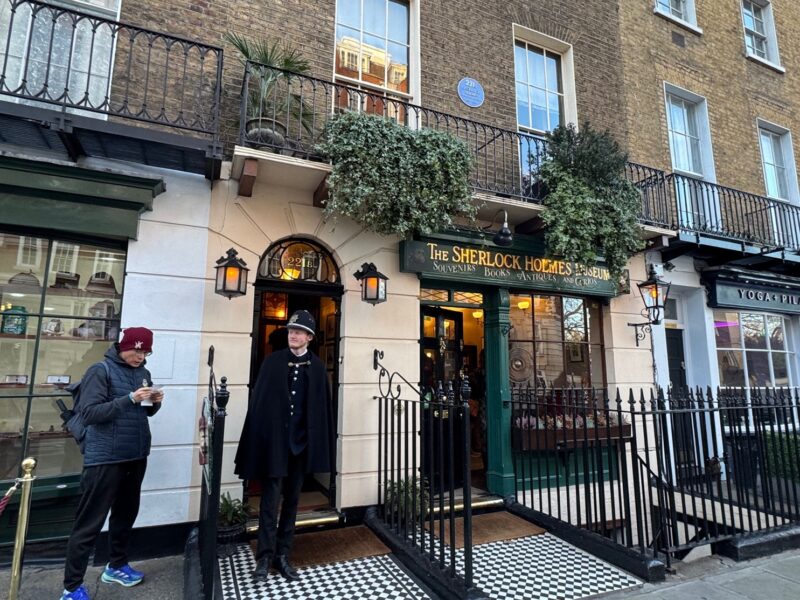 Même si l'adresse n'existait pas du temps de Conan Doyle, le 221B Baker Street (adresse fictive de Sherlock Holmes) abrite aujourd'hui un musée sur le célèbre détective londonien