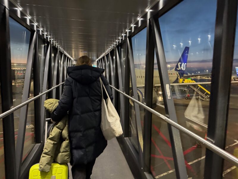 La vue depuis la passerelle en embarquant pour le vol SK559 entre Copenhague et Paris, avec Scandinavian Airlines (SAS)