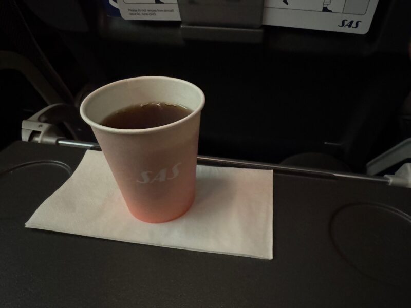 À bord du vol SK559 entre CPH et CDG, la prestation gratuite se résume à un thé (ou café)