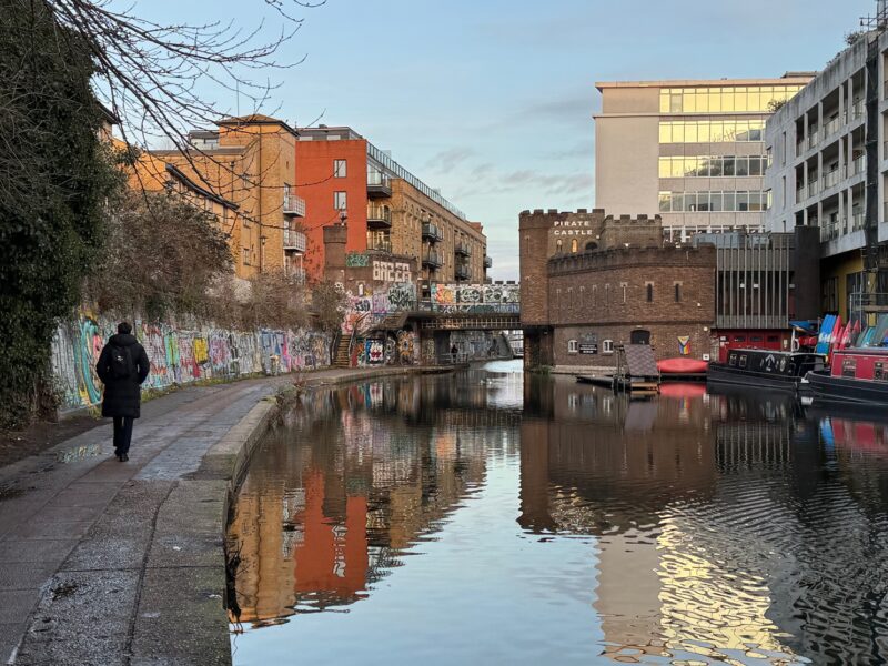 Le Regent's Canal offre une promenade paisible au bord de l'eau, loin du tumulte de certains quartiers londoniens