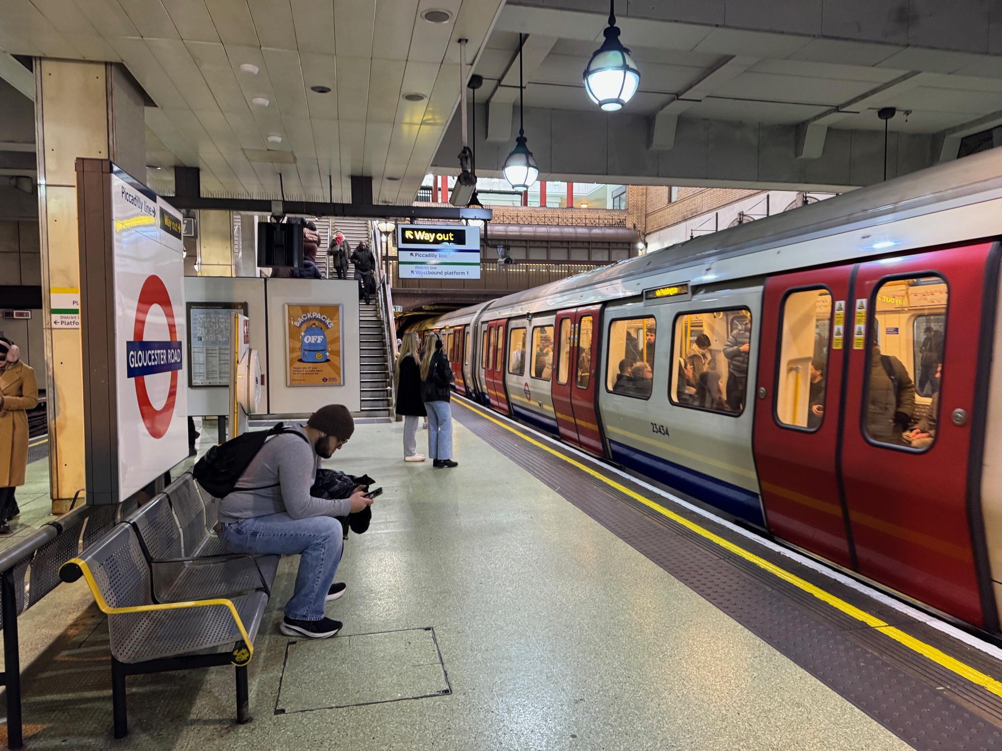 Un métro de la Circle Line sur le quai de la station Gloucester Road, à Londres (Royaume-Uni)