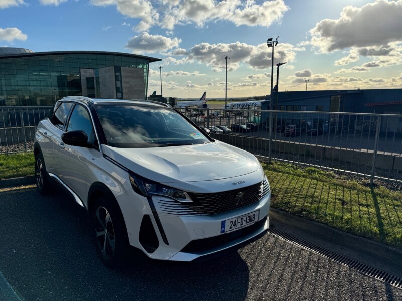 Au moment de récupérer les clés de ma voiture de location, après mon arrivée à l'aéroport de Cork, en Irlande du sud