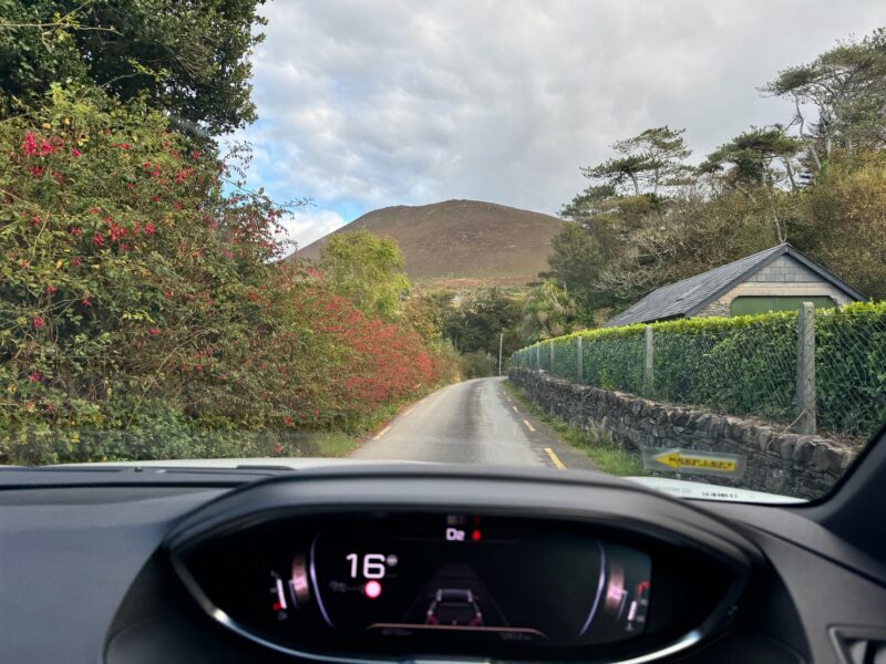 Les routes secondaires en Irlande sont rapidement très étroites (ici, au retour de Kells Beach, sur l'Anneau du Kerry) : croisement impossible !