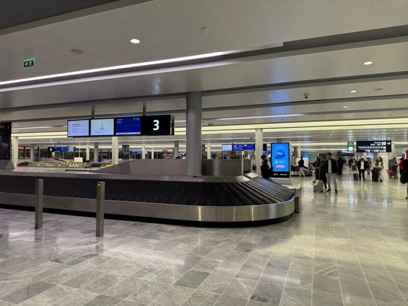 La salle de livraison des bagages au terminal 2B de l'aéroport de Paris-Roissy-Charles de Gaulle