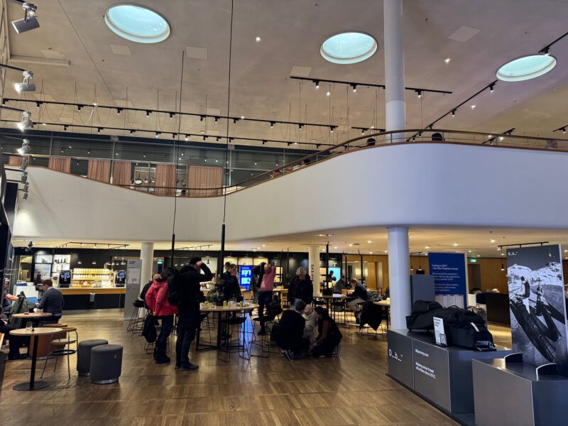 Le salon SAS à l'aéroport de Copenhague offre un vaste espace, aménagé selon une inspiration toute scandinave (bien sûr !)