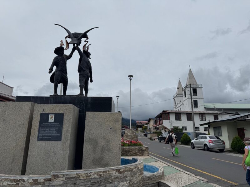 Dans les rues de Bajo Boquete, devant l'église San Juan Bautista de Boquete (Panama)