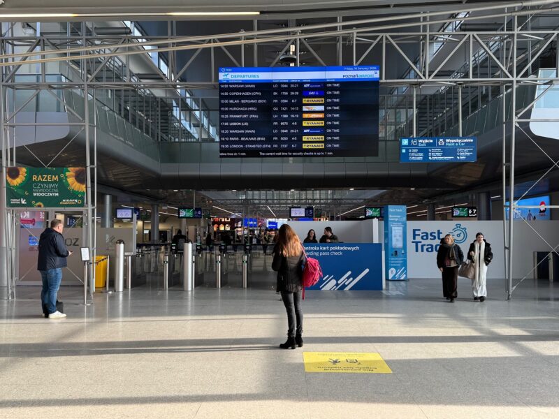 Le tableau des départs avant de passer les contrôles de sécurité à l'aéroport de Poznan, en Pologne