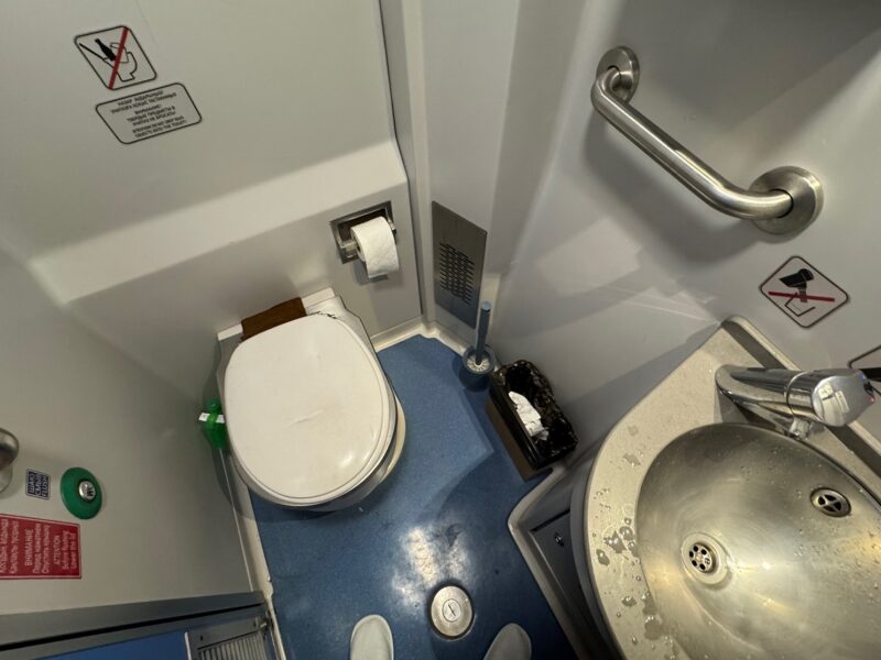 L'intérieur des toilettes à bord d'un train Talgo au Kazakhstan, lors d'un trajet entre Almaty et Astana