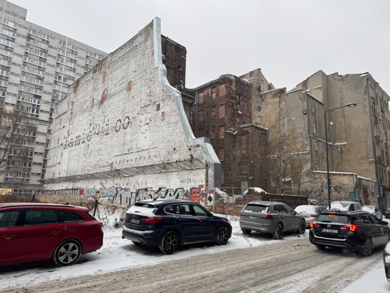 Les vestiges d'un immeuble du ghetto de Varsovie, dans le quartier de Srodmiescie à Varsovie (Pologne)