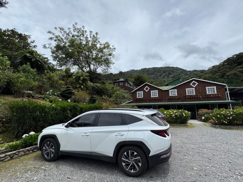 Ma voiture de location au Panama, garée devant la Finca Lérida à Boquete