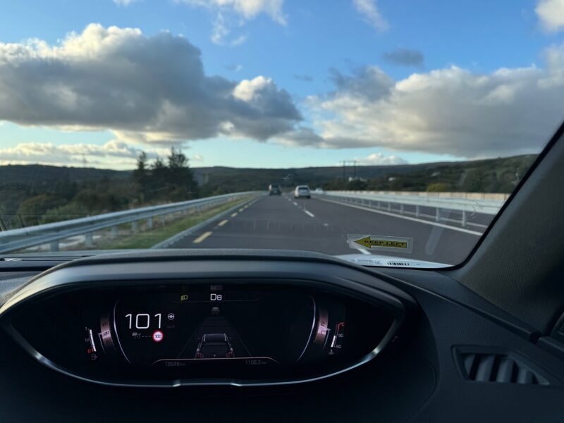 Un autocollant "Keep Left" collé bien en évidence sur le pare-brise de ma voiture de location en Irlande