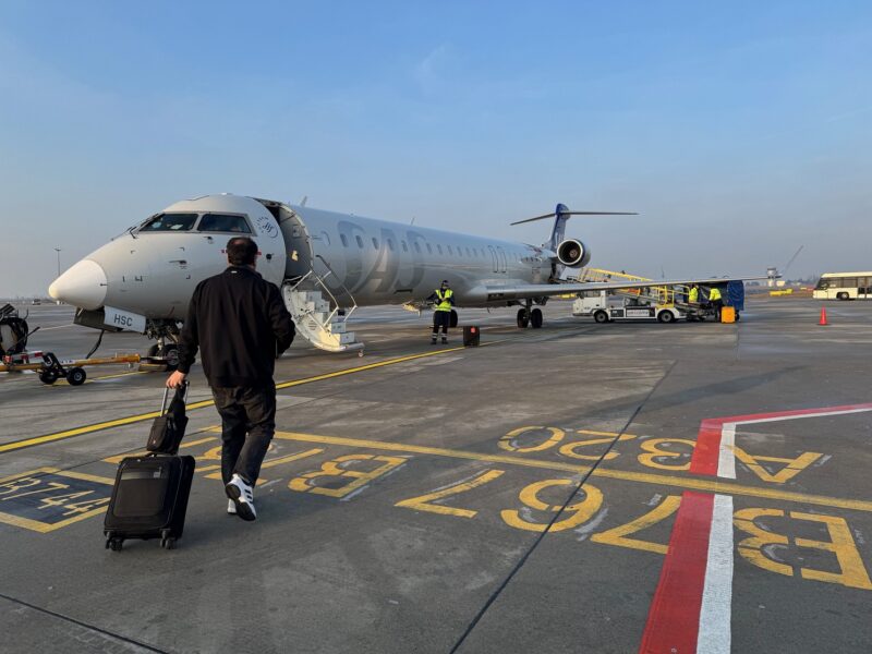 La vue sur notre CRJ900 à l'embarquement du vol SK1759 vers Copenhague, depuis l'aéroport de Poznan