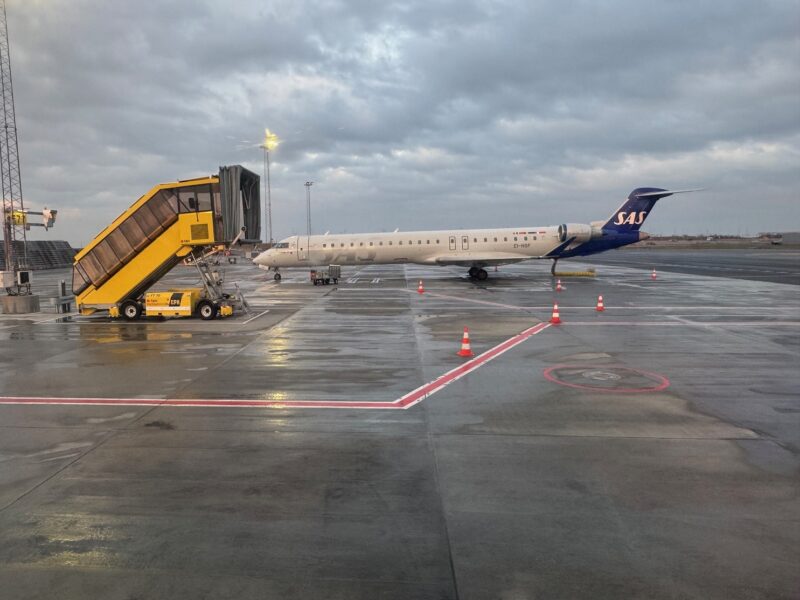Un CRJ900 de Scandinavian Airlines (SAS), à côté duquel nous nous garons au large de l'aéroport de Copenhague, à l'arrivée depuis Poznan