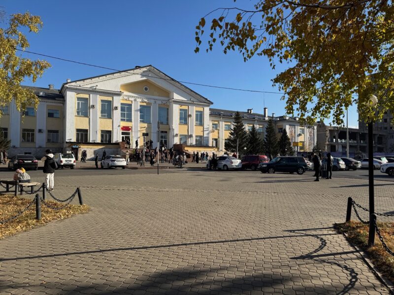 La façade du bâtiment de la gare Astana-1 (Kazakhstan)