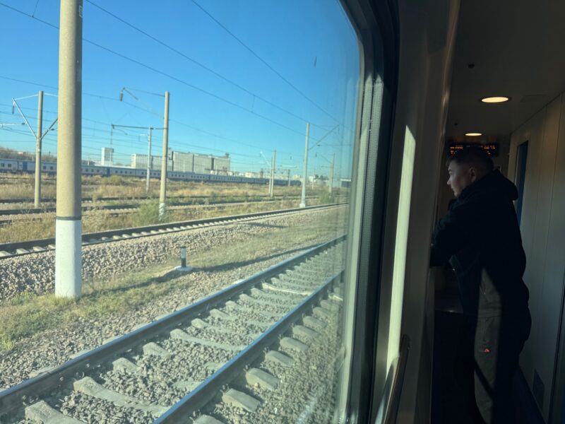 La vue depuis la fenêtre en arrivant en gare d'Astana-1 (Kazakhstan)