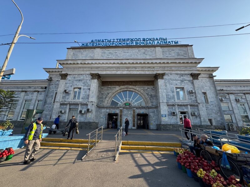 De nombreuses femmes vendent des pommes sur le quai de la gare Almaty-2, l'une des spécialités de l'ancienne capitale du Kazakhstan