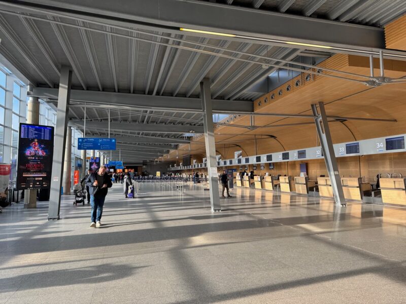 Le hall principal de l'aéroport de Poznan, avec les comptoirs d'enregistrement