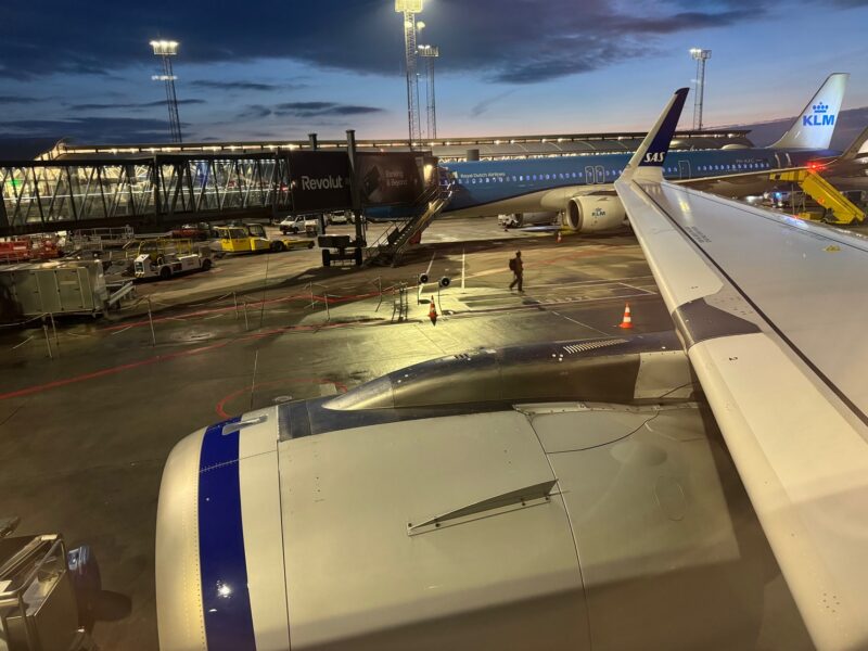 La vue depuis le hublot sur notre voisin, un A321neo de KLM qui décollera quelques minutes après nous vers Amsterdam